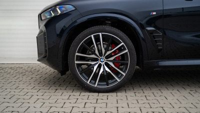 BMW X5 30d xDrive (pohľad spredu)