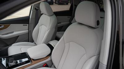 AUDI Q7 3.0 TDI Quattro (pohľad spredu)