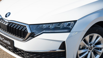 Škoda Octavia Combi 2.0 TDI Selection (pohľad spredu)
