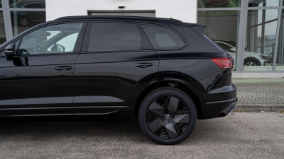 VW Touareg 3.0 TDI R-Line Limited (pohľad do interiéru)