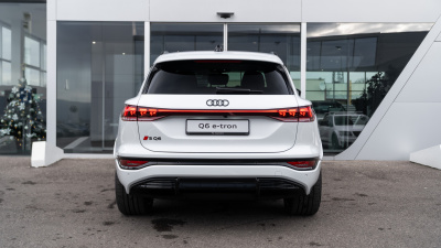 AUDI SQ6 e-tron Quattro (pohľad spredu)