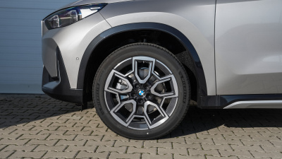 BMW X1 20i sDrive (pohľad spredu)