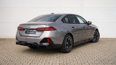 BMW 540d xDrive Sedan (pohľad zboku)