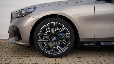 BMW 540d xDrive Sedan (pohľad spredu)
