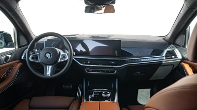 BMW X5 30d xDrive (pohľad do interiéru)