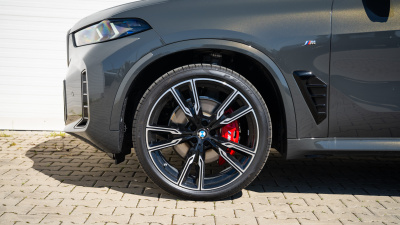 BMW X5 40i xDrive (pohľad spredu)