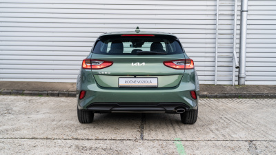 Kia Ceed 1.5 T-GDi Silver (pohľad spredu)