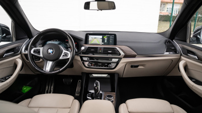 BMW X3 30d xDrive (pohľad do interiéru)
