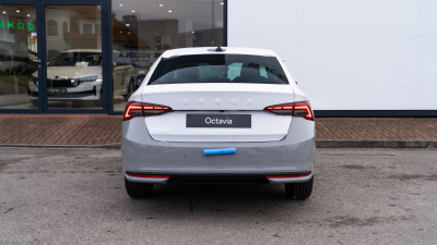 Škoda Octavia 1.5 TSI Extra Plus (pohľad spredu)