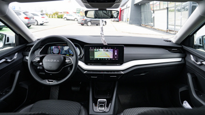 Škoda Octavia Combi 2.0 TDI Selection (pohľad spredu)