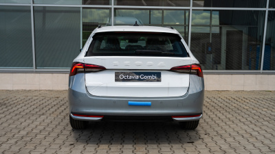 Škoda Octavia Combi 2.0 TDI Selection (pohľad spredu)