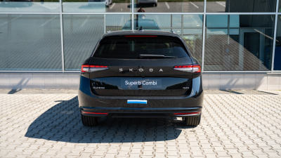 Škoda Superb Combi 2.0 TDI  Top Selection 4x4 (pohľad spredu)