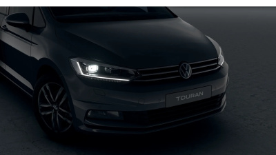 VW Touran 1.5 TSI Limited (pohľad spredu)