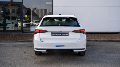 Škoda Octavia combi 2.0 TDI Top Selection (pohľad spredu)