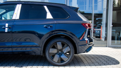 VW Touareg 3.0 TDI R-Line Final Edition (pohľad spredu)