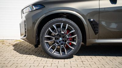 BMW X5 30d xDrive (pohľad spredu)