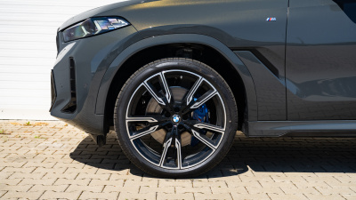BMW X6 30d xDrive (pohľad spredu)