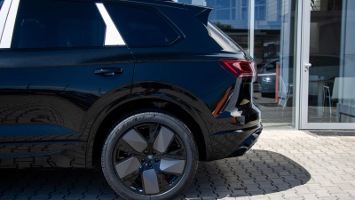 VW Touareg 3.0 TDI R-Line Final Edition (pohľad spredu)