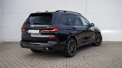 BMW X7 40d xDrive (pohľad zboku)