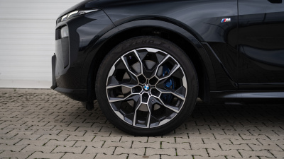 BMW X7 40d xDrive (pohľad spredu)