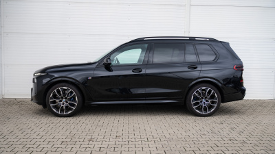 BMW X7 40d xDrive (pohľad zozadu)