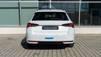 Škoda Octavia Combi 2.0 TDI Selection (pohľad spredu)
