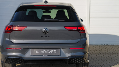 VW Golf 1.5 eTSI R-line Limited (pohľad do interiéru)