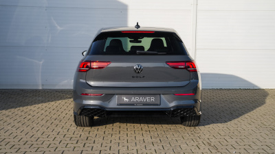 VW Golf 1.5 eTSI R-line Limited (pohľad spredu)