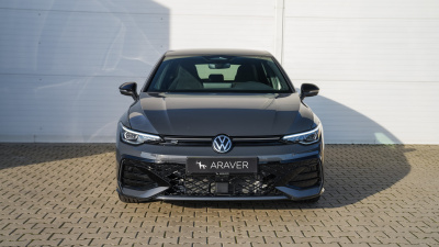 VW Golf 1.5 eTSI R-line Limited (pohľad zozadu)