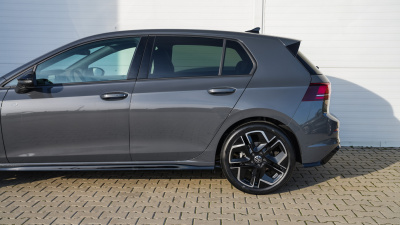 VW Golf 1.5 eTSI R-line Limited (pohľad do interiéru)