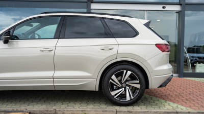 VW Touareg 3.0 TDI R-Line Final Edition (pohľad do interiéru)