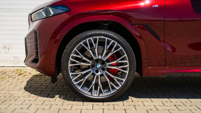 BMW X6 30d xDrive (pohľad spredu)