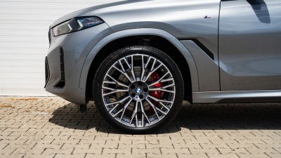 BMW X6 30d xDrive (pohľad spredu)