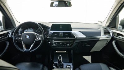 BMW X3 20i xDrive (pohľad do interiéru)