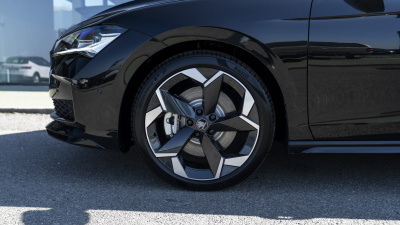 Škoda Superb Combi 2.0 TSI Sportline 4x4 (pohľad spredu)