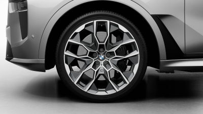 BMW X7 40d xDrive (pohľad spredu)