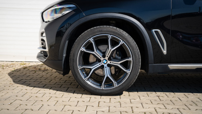 BMW X5 30d xDrive (pohľad spredu)