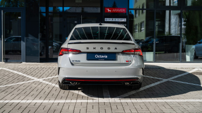 Škoda Octavia 2.0 TSI RS (pohľad spredu)