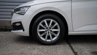 Škoda Scala 1.0 TSI Youbileum 125 (pohľad do interiéru)