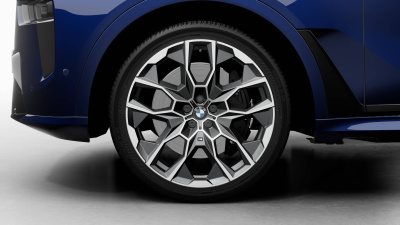 BMW X7 40d xDrive (pohľad spredu)