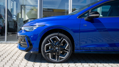 VW Golf Variant 1.5 eTSI R-Line Limited (pohľad zozadu)