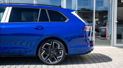 VW Golf Variant 1.5 eTSI R-Line Limited (pohľad spredu)