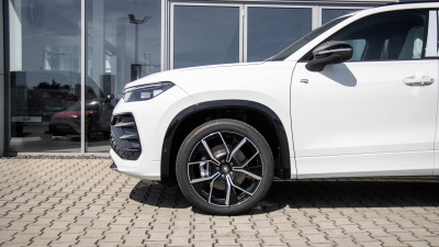VW Tayron 2.0 TSI R-Line Limited 4x4 (pohľad spredu)