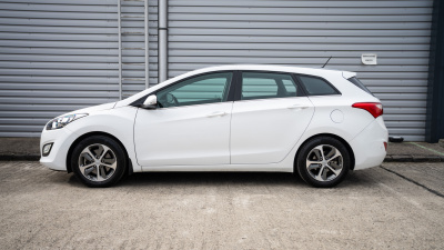 Hyundai i30 CW  1.6i MPI (pohľad zboku)