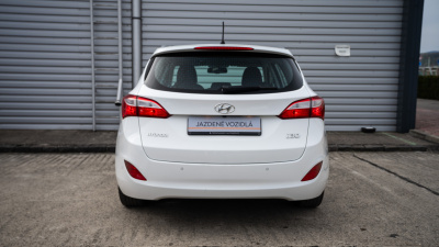 Hyundai i30 CW  1.6i MPI (pohľad zozadu)