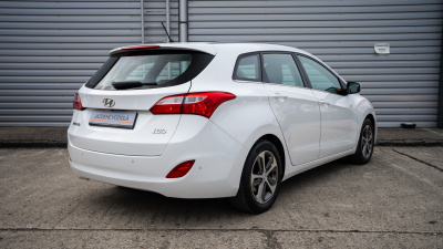 Hyundai i30 CW  1.6i MPI (pohľad spredu)