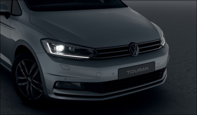 VW Touran 1.5 TSI Limited (pohľad spredu)