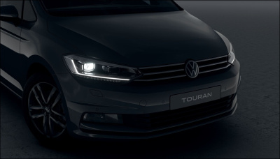 VW Touran 1.5 TSI Limited (pohľad spredu)