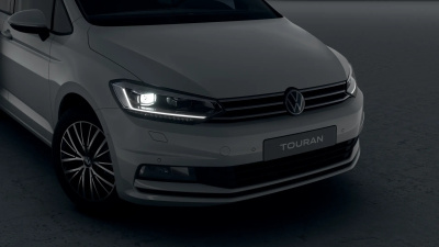 VW Touran 1.5 TSI Limited (pohľad spredu)