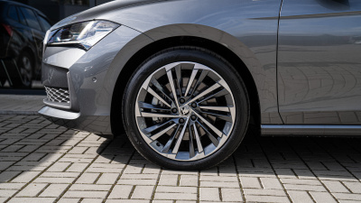 Škoda Superb Combi 2.0 TDI L&K 4x4 (pohľad spredu)